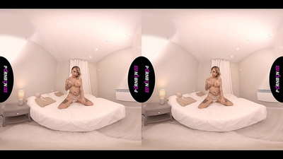 PORNBCN VR Moden spansk MILF onanerer og suger pikken din i POV mens hun røyker og rykker i beina hennes