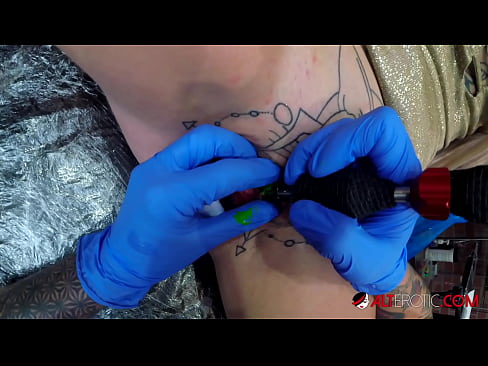 ❤️ Ekstremt tatovert hottie Sully Savage tok en tatovering på klitoris ❤️  Sex hos oss no.8kpornvids.ru ❌️❤